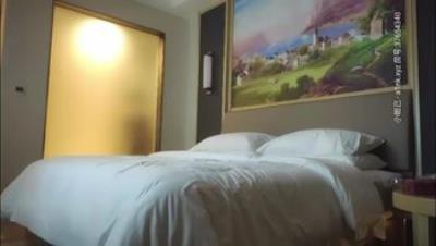 步宾探花经典作之极品丰胸肥臀少妇0225仅一场气质少妇胸好看看着A片把她干听译字幕