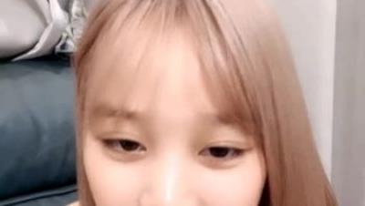 很哇塞的美女兼职精彩直播，颜值高身材好乖巧听话脱光光揉奶玩逼自慰伺候小哥哥激情啪啪，压在身下爆草蹂躏