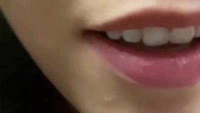 淫妻大神【红衣教主】30岁饥渴小少妇，老公满足不了，淫荡妩媚的表情，多汁粉嫩鲍鱼太撩人了！