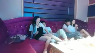 歌厅探花_啪啪第二场叫来两妹子，跟兄弟一起包房开干