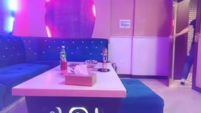 歌厅探花_骚货妹妹包房啪啪，超近距离镜头前口交沙发做爱