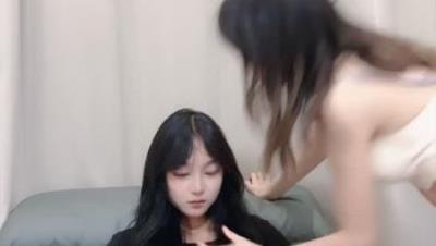群P淫乱盛宴『小艺同学』姐妹三人同框骑屌榨精 嘴里一根 逼里一根 淫声荡语环绕 男人终极梦想盛宴