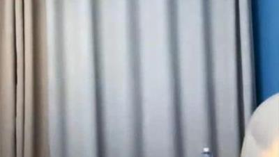 黑丝露脸双马尾风骚学妹的诱惑，听狼友指挥脱光光揉奶玩逼，道具抽插舔弄假鸡巴，表情好骚淫声荡语不断刺激