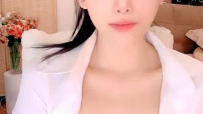 反差纯欲宝宝白丝制服情趣诱惑，跟狼友撩骚互动，奶子比心揉着奶子道具玩弄骚逼，淫水多多让狼友射在里面