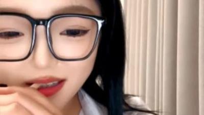 制服丝袜露脸极品可爱的学妹精彩直播大秀，无毛白虎逼特写展示，水嫩诱人道具抽插呻吟可射，精彩不要错过