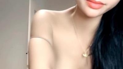 颜值不错的大奶女模特全程露脸深夜激情，撩骚互动听指挥，圆润的骚奶子自己揉捏变形，道具抽插骚穴精彩刺激