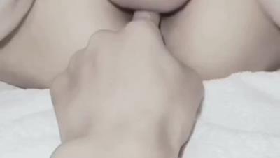 三人行，必有逼操『丸子夫妻(哈尼)』媳妇儿，不就是给别人操的吗？我这哥们儿，操射了，还要继续，说没操够