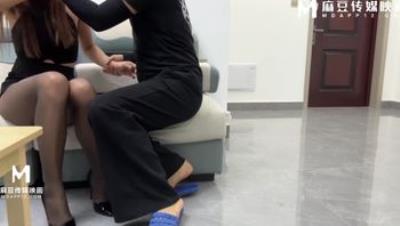 【精品乱伦】喜之郎 - 强奸小妈在房间里追着小妈操 强烈的反抗你这个畜生~你就是禽兽 死活不肯强行内射