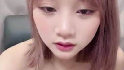 青春恋爱型校园学妹被3P【小美】三点粉嫩，喜欢被男友插入的感觉，做爱反差感十足，很激情