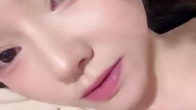 【小樱花】19岁嫩妹，独居生活大尺度，极品美乳，未开发的粉逼，雪白的少女胴体，每一项都满分