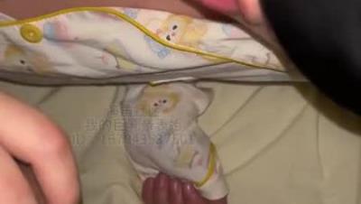 乱伦大神【我的巨乳亲表姐】姐夫在家偷操怀孕四个月的姐姐，差点被姐夫发现，史无前例的刺激