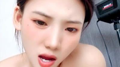颜值小妹在狼友的指挥下脱光光诱惑，全程露脸还害羞呢真刺激，揉着奶子跳蛋玩弄骚穴，高潮不断冒白浆洗澡秀