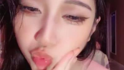 【菠萝吹吹】超美校花! 母狗属性主动吃鸡舔脚骑乘 啪啪内射 喝尿 太爽啦 叫声很销魂 (4)