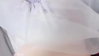 『烧酒映画』把19岁的小妹妹粉红菊花享用了，肛塞玩起，抓起两小辫子插菊花。最后射到两个洞里