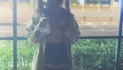 绿帽原创博主「养只果果」《老婆被单男操得眼神迷离》推开房门单男的快手冲刺下女友已逐渐进入状态 老公心疼的抚摸女友头发！（5V） (1)