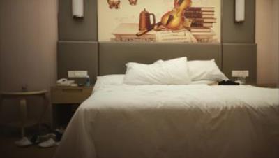 无情的屌精品作之22岁黑丝美腿0915仅一场华伦天奴黑丝袜颜值身材都不差听译字幕