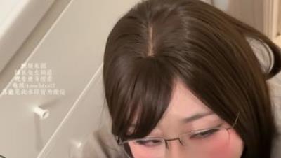 极品骚母狗『噗噗』洗手间给自己的屌拍照 给小姨看到了 拍不好小姨来帮你拍 结果拍着拍着拍到小穴里面去了