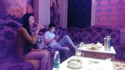 歌厅探花_叫来苗条大长腿美女公主唱歌聊天，唱完跟好兄弟换两妹子加钱啪啪，精彩刺激