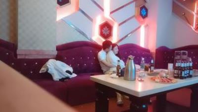 歌厅探花_叫来白衣美女边唱歌边摸，再加钱换纹身小妹包房啪啪