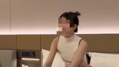 『翘臀人妻』9月12日更新 嫂子似乎在期待着,线下抽到的粉丝是一位大叔,捏着奶子不放手，蹲着爆操，内射了