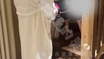 绿帽淫妻大神「放逐的灵魂」黑丝翘臀小m狗，牵着狗链后入上边还得给别人口，只有这样才能彻底折服她！