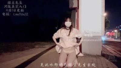 爱露出的女大『洛淼淼』十字路口 车来车往 小狗属性露出 旁边还停辆车 应该是在猜我在干嘛 最后尿在这做个记号