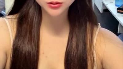 ️精品推荐️快递站巨乳女孩『户外喷水沐沐』真空无内上班当着客户露出 卫生间疯狂喷尿水量巨大