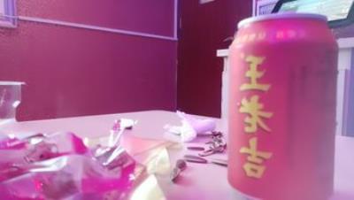 歌厅探花啪啪两场_下半场白衣牛仔裤小妹，对着镜头特写揉B，沙发开草秒射