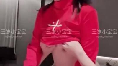 遭遇超大鸡巴单男，老公对不起，这次真的被弄伤了,顶级NTR骚妻【三岁小宝宝】最新付费作品