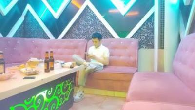 嗨完歌加钱叫来吊带苗条美女啪啪，极品身材镜头前做爱