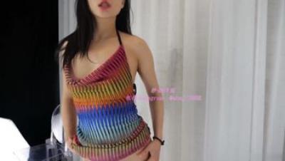 女神怼逼摇臀,摄影师抠逼调教,骚货一脸享受,侧面+地狱