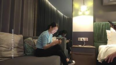 步宾探花_深夜场苗条外围小美女，沙发特写掰B，镜头前怼脸偷拍口交啪啪