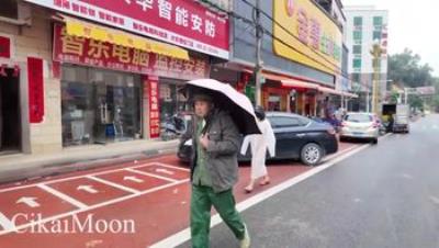 白天大胆露出无视路人，调戏老头大叔，天花板露出狂人御姐【cikaimoon】最新作品