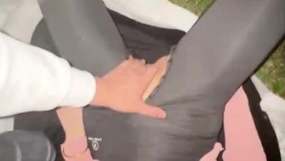 【精品乱伦】会喷水的亲姐姐 - 户外雨中野战 被路人发现威胁报警 无奈让他加入3P内射姐姐 姐姐被吓坏了