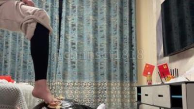 裸足踩脸