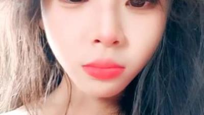 会喷水的小少妇全程露脸一个人在床上玩弄骚穴，炮击抽插把自己搞到高潮喷水，表情好骚淫声荡语精彩又刺激
