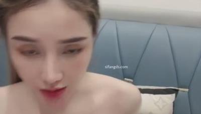 【小苹果爱吃吗】极品女学生，肤白貌美的小仙女，闺房中自慰，小穴在一次次抽查中高潮了