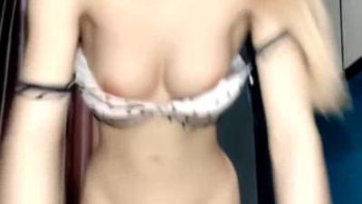 黄毛小骚妹婷婷露脸诱惑，开档丝袜高跟跳蛋塞逼里撅着屁股求狼友干，揉捏骚奶子浪叫呻吟，表情好骚精彩刺激