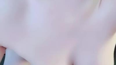 全身超白 婴儿一样的肌肤【十八粉嫩少萝乐乐】身体跟婴儿一样 逼实在太小了 炮击的道具都是最小号的 插爆浆 (2)