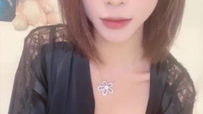 小模特业余兼职【彩色的小熊宝宝】细腰大奶，刚剃毛不久，闺房中自慰玩得飞起