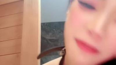 镜头前的极品母狗，全程露脸大秀直播三洞齐插，黑丝高跟情趣绳艺，炮击玩弄骚穴和菊花，高潮喷水浪叫不止