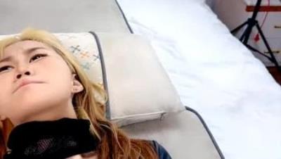 小骚逼变成了大奶牛，露脸伺候两个纹身大哥激情3P，口交大鸡巴舔逼浪叫，多体位爆草蹂躏，浪叫呻吟高潮喷水