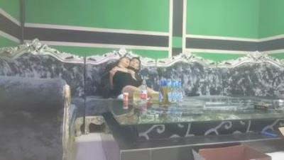 歌厅探花陈先生_ktv第二场圆圆脸丰满美女，镜头前特写多姿势啪啪