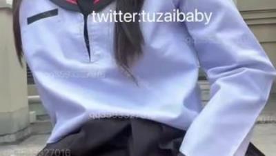 边走边尿极品少女『兔崽爱喷水』定制JK水手服天台露出紫薇走A潮喷！清纯颜值外表下骚出天际
