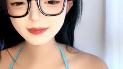 无毛蝴蝶逼很骚的小姑娘全程露脸激情大秀,逼里塞着跳蛋自慰自己抠的淫水泛滥特写展示,给逼逼吸烟精彩刺激