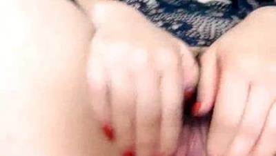 风情姐妹花露脸诱惑，情趣黑丝撩骚互动听指挥，撅着屁股求草，揉奶玩逼掰开给狼友看特写，精彩刺激不要错过