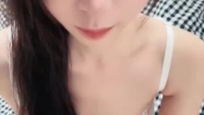 【菠萝吹吹】小兔子张张! 纯欲母狗校花 奶子很正圆而美 性感开档情趣服 主动吃鸡无套啪啪 内射 (6)