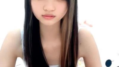 00后小美女看着很纯没想到还是个无毛白虎逼,全程露脸洗澡诱惑,躺床上给狼友展示,掰开小穴看特写精彩刺激