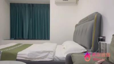 杏吧鬼脚七3-3000约炮大圈外围女，口活非常棒，干起来两个大白兔晃得厉害