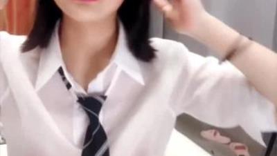 很带感的制服学妹露脸激情,跳蛋把自己把喷了,洗澡诱惑火辣艳舞,口交大鸡巴激情上位,让大哥后入干小屁股